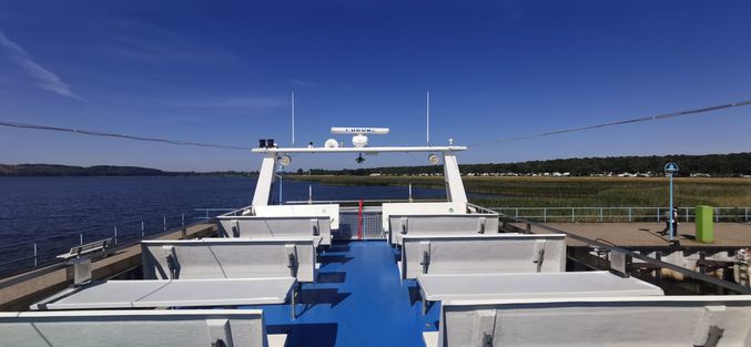 Sonnendeck - Fähre der Weissen Flotte - Hafen von Thiesow