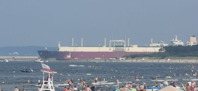 Strand von Swinnemünde mit Hafen / Schiff