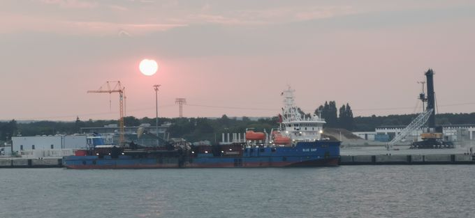 Sonnenuntergang im Hafen von Mukran / Rügen